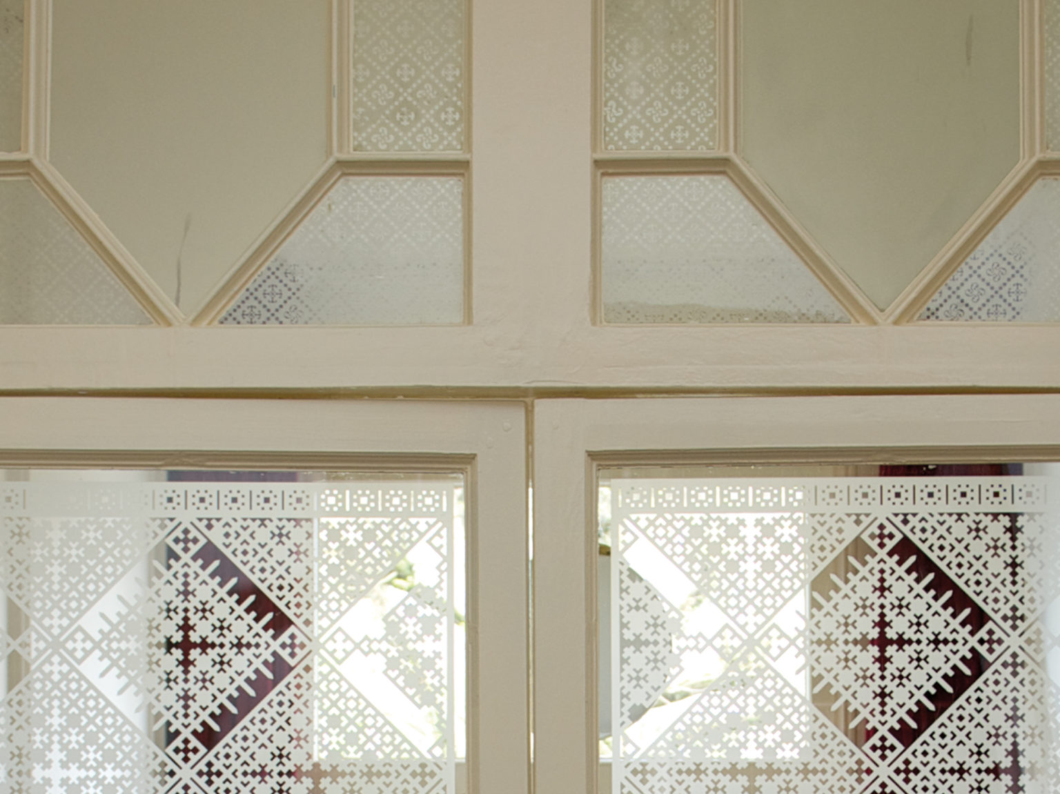 close up van raamfolie patroon/schuspatroon op vestibuledeuren