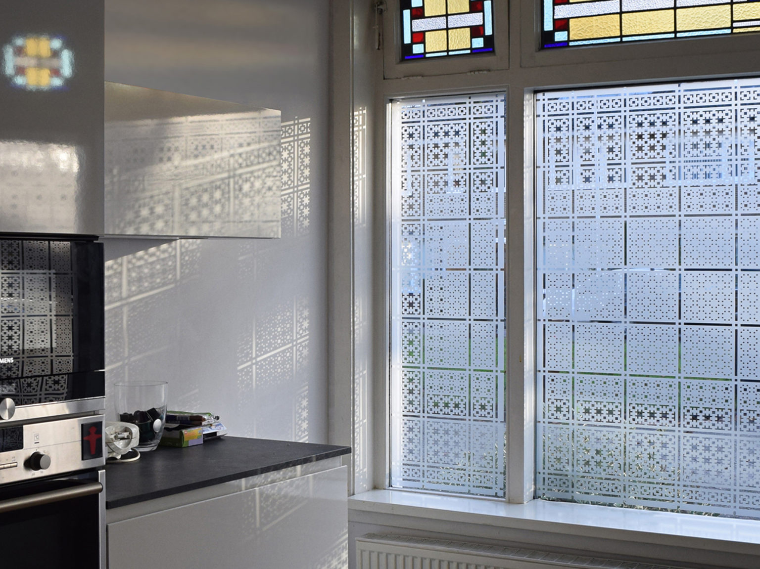 raamfolie patroon/Schutspatroon op keukenraam van binnenuit gezien