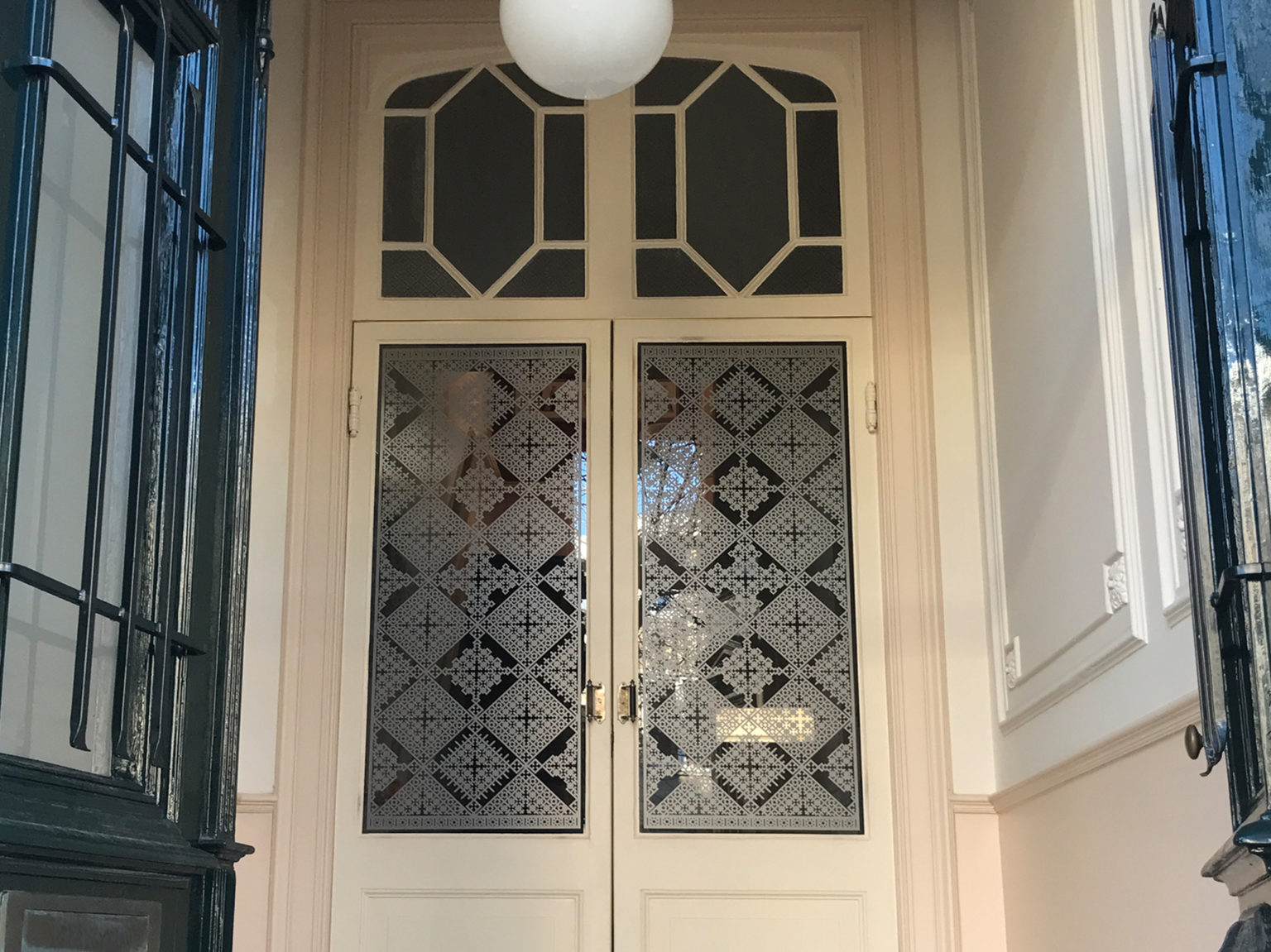 Raamfolie patroon op tochtdeuren vestibule