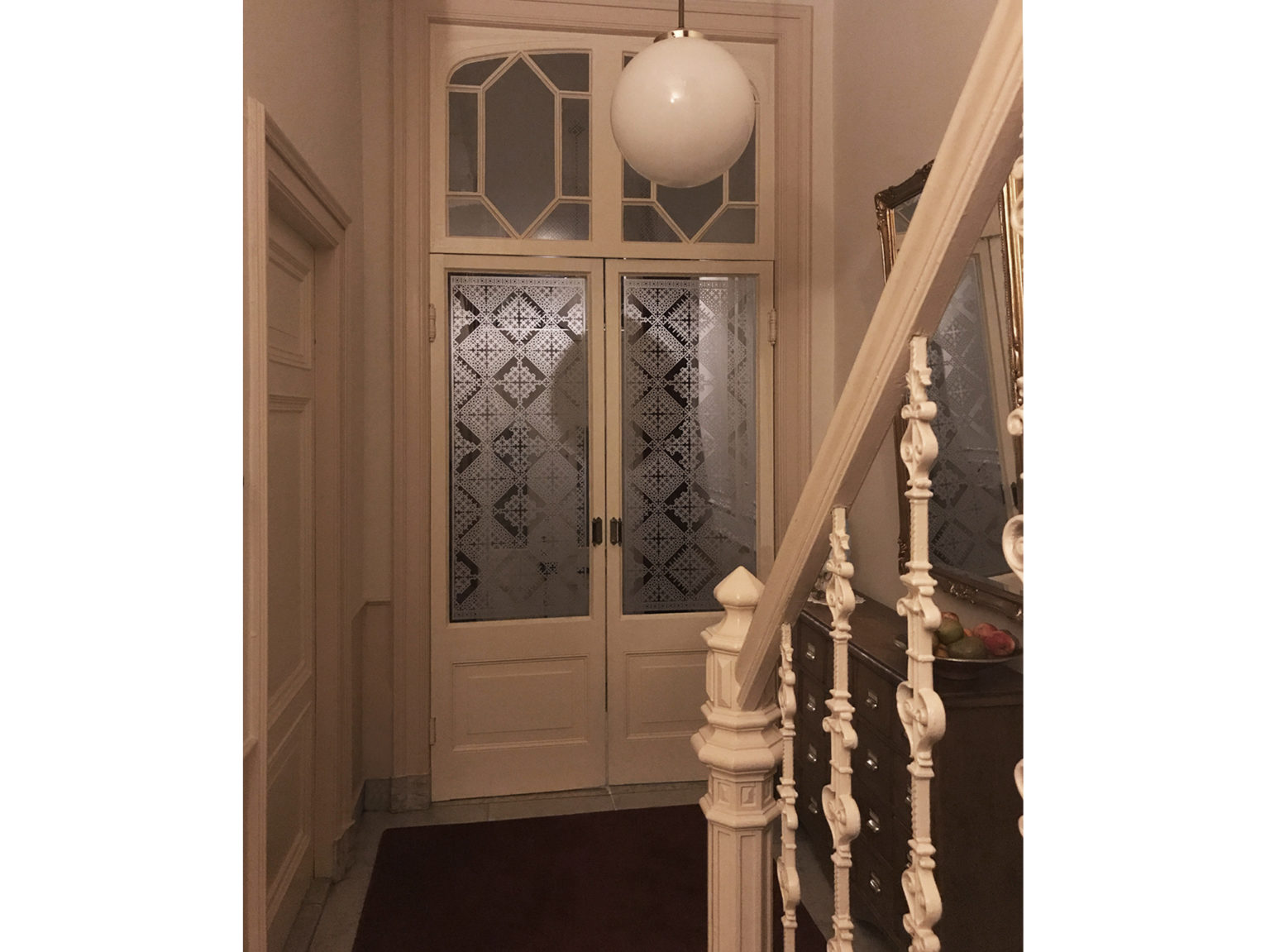 raamfolie patroon van een schutspatroon op tochtdeuren in een vestibule
