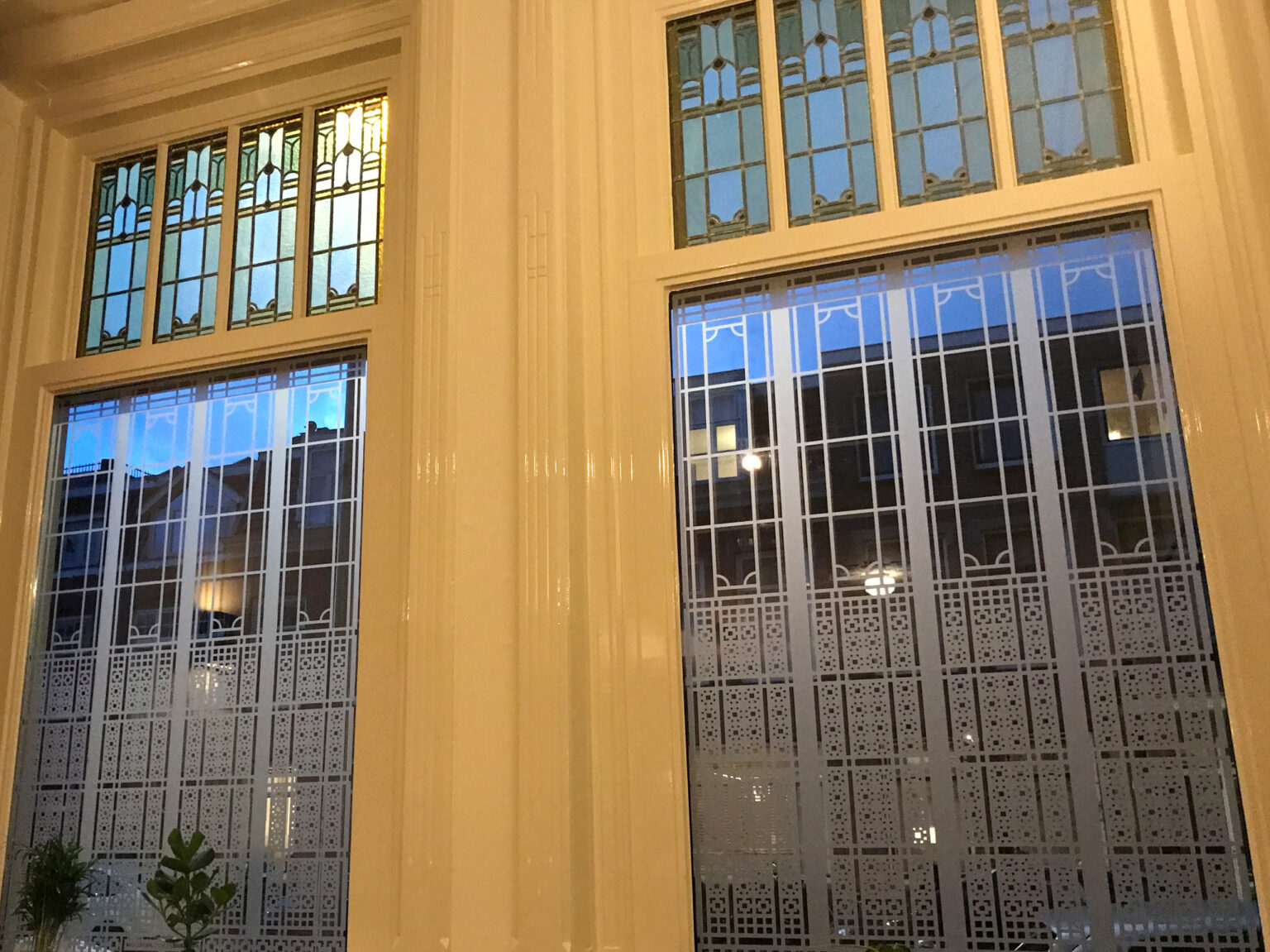 raamfolie in Art Nouveau-stijl voor woonkamer van binnen gezien.