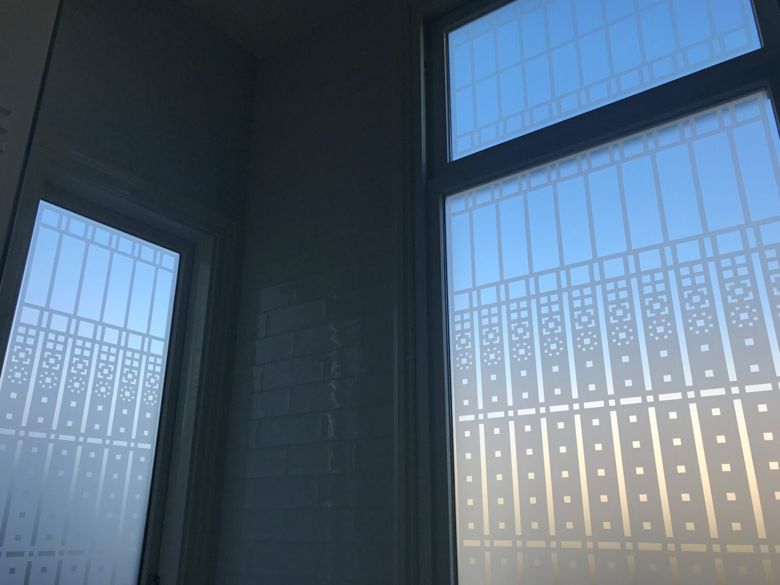 Impressie van de raamfolie van een Schutspatroon op badkamerramen.