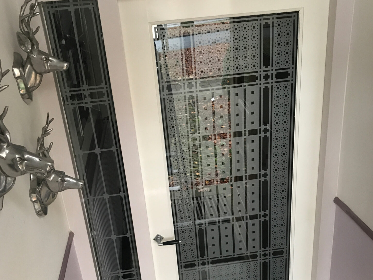 raamfolie patroon van een Schutspatroon op een tochtdeur.