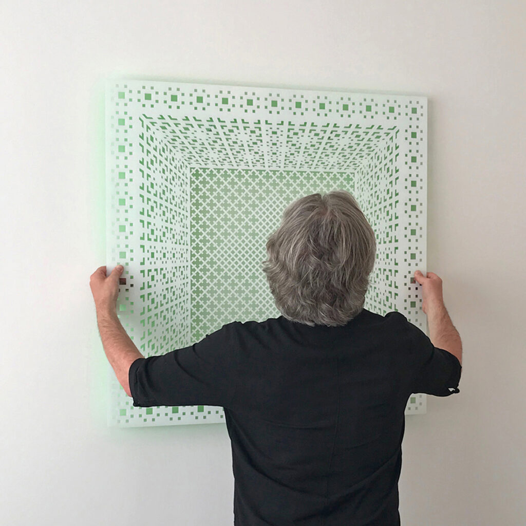 Kunstenaar Bert Vredegoor installeert rasterwerk Community.