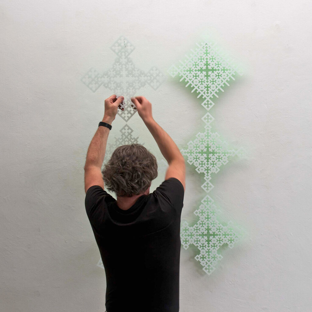 Kunstenaar Bert Vredegoor installeert zijn rasterwerk Voor de Zekerheid