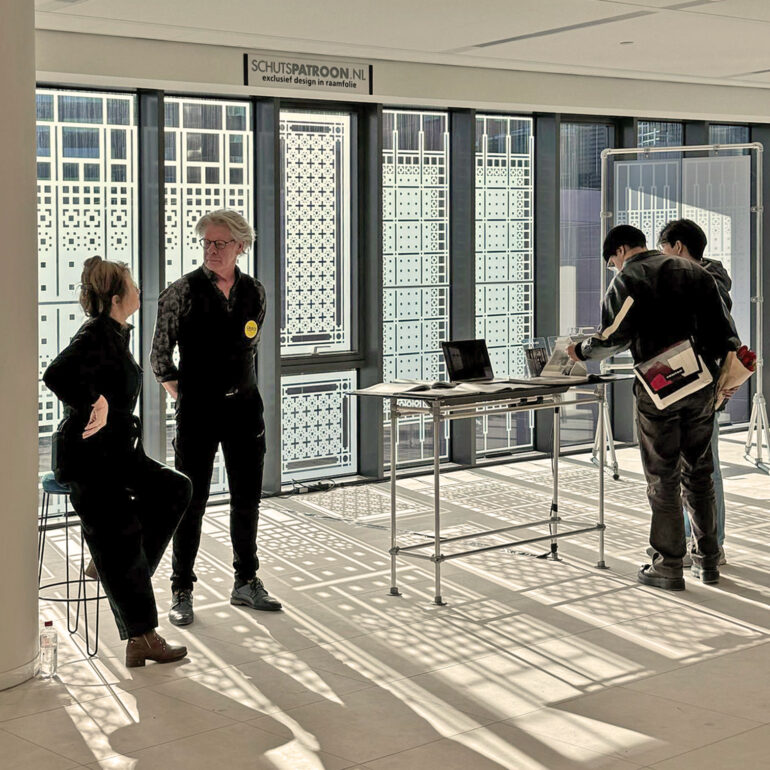 Kunstenaar/vormgever Bert Vredegoor op presentatie anti-inkijk raamfolies van Schutspatroon.nl op Object Rotterdam 2025