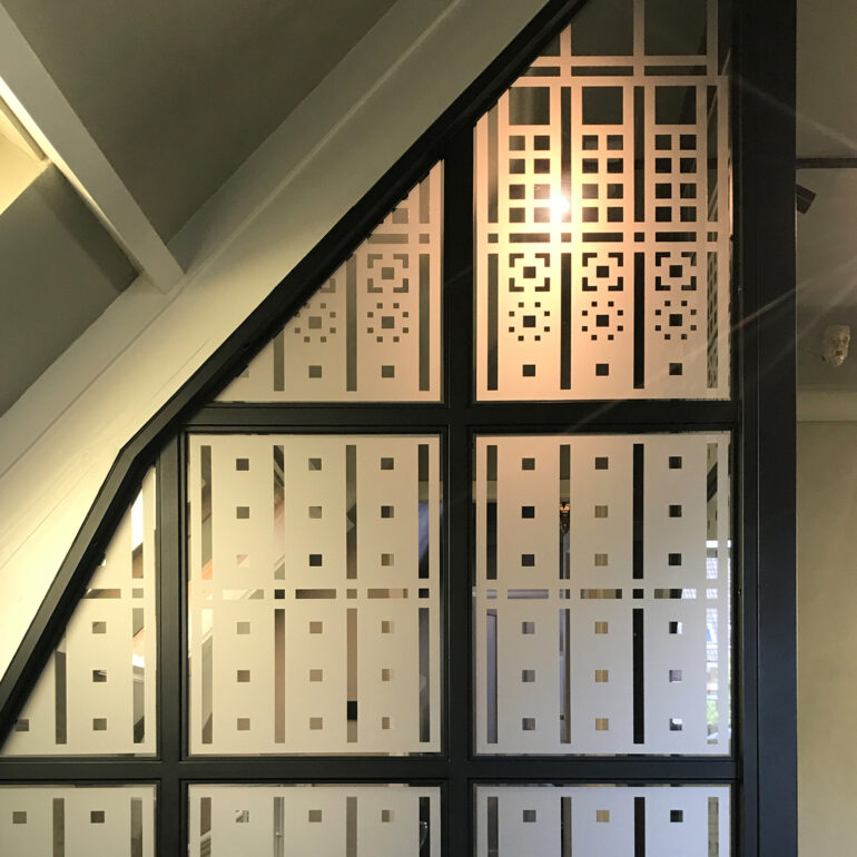 Schutspatroon op roomdivider.
