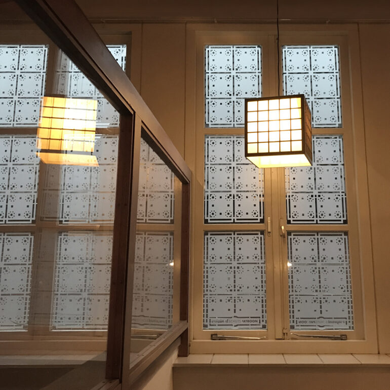 Een raamfolie patroon op maat in een trappenhuis.