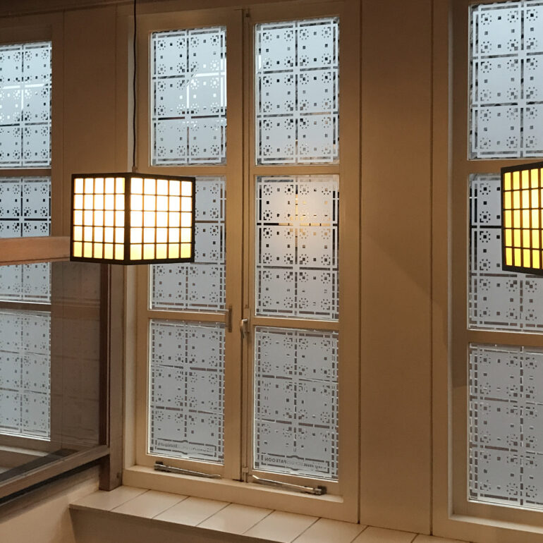 Een raamfolie patroon op maat in een trappenhuis.