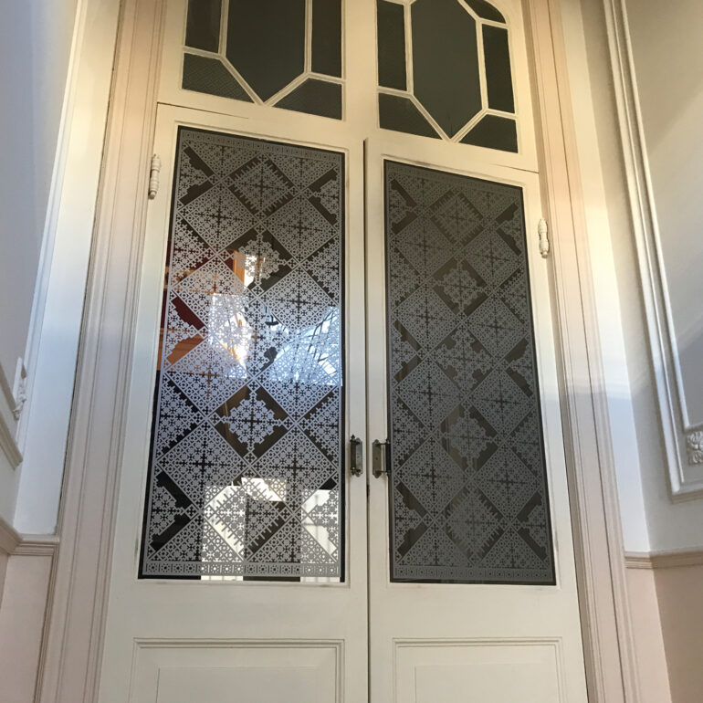 Raamfolie patroon op tochtdeuren vestibule