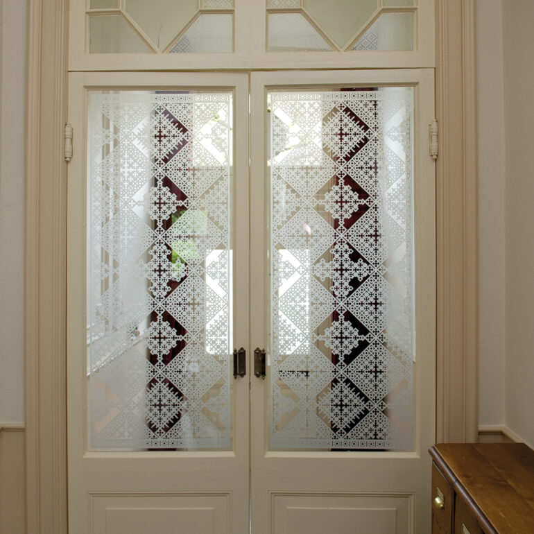 Raamfolie patroon op tochtdeuren vestibule