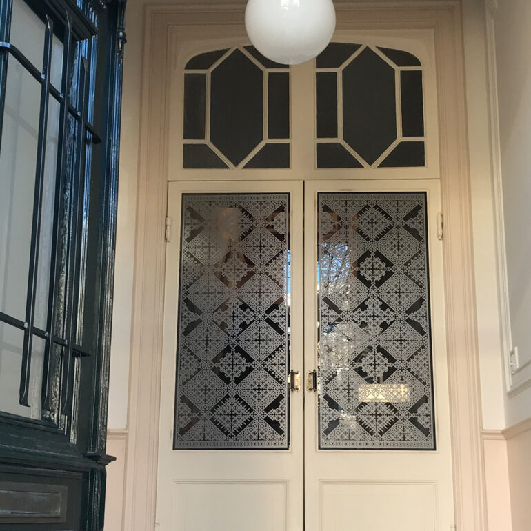 Raamfolie patroon op tochtdeuren vestibule