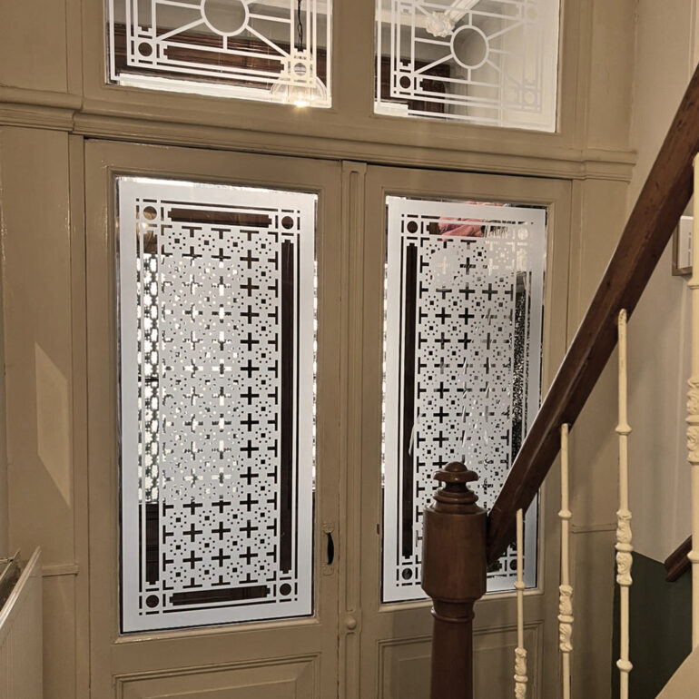 Raamfolie patroon op maat op tochtdeuren oude vestibule.
