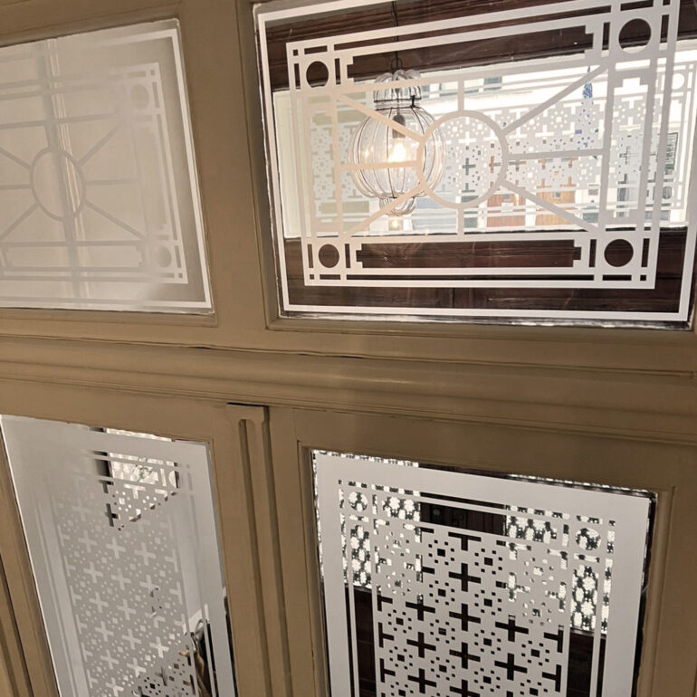 Close up van een Schutspatroon op oude vestibuledeuren
