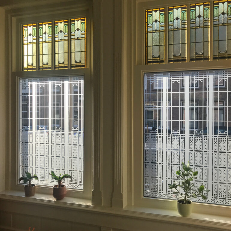 Raamfolie patroon voor woonkamer in herenhuis