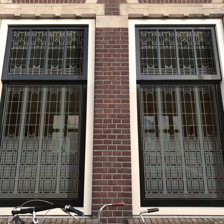 Raamfolie patroon in Art Nouveau-stijl voor woonkamer van buiten gezien.