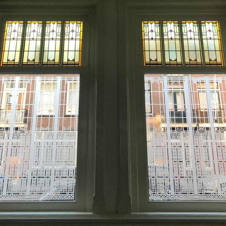 raamfolie patroon in Art Nouveau-stijl voor woonkamer van binnen gezien.