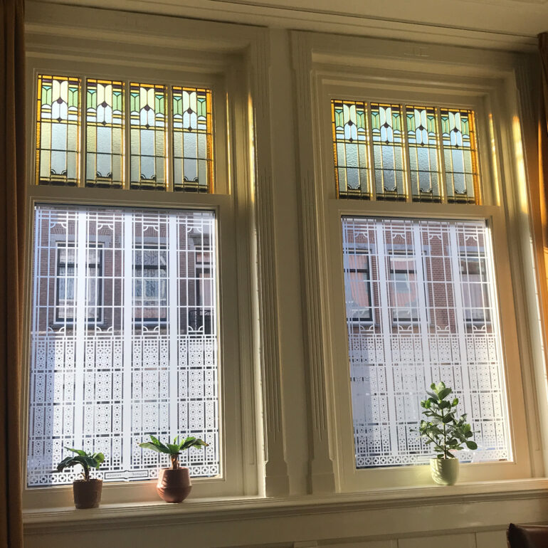 Raamfolie patroon voor woonkamer in herenhuis.