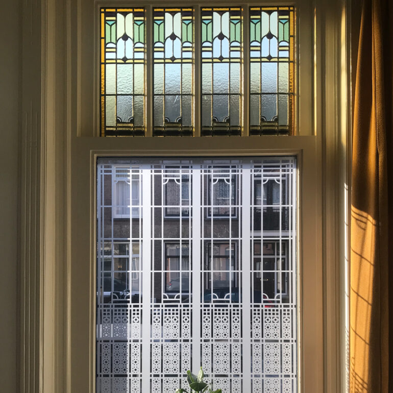 Raamfolie patroon voor woonkamer in herenhuis.