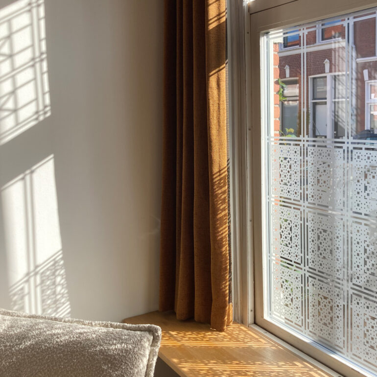 Raamfoliepatroon voor privacy in de woonkamer