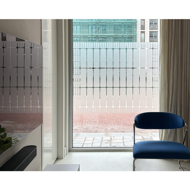 Anti-inkijk raamfolie op ramen van appartement