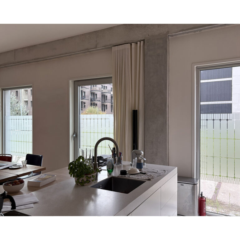 Doorlopende anti-inkijk raamfolie op ramen van appartement