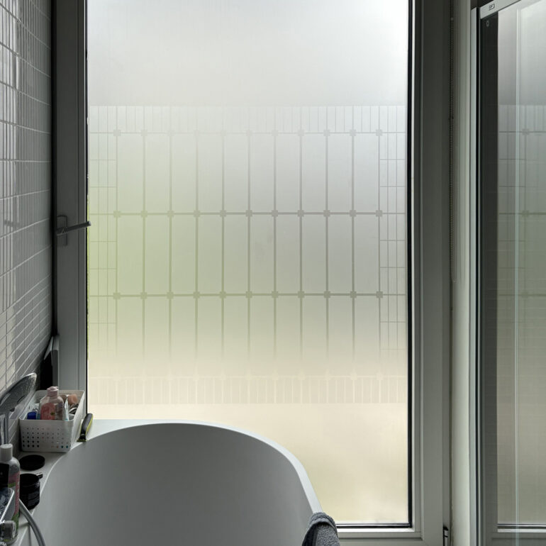 Raamfolie design van een Schutspatroon in een badkamer