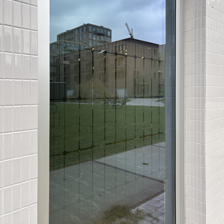 Buitengevel met tegeltjespatroon