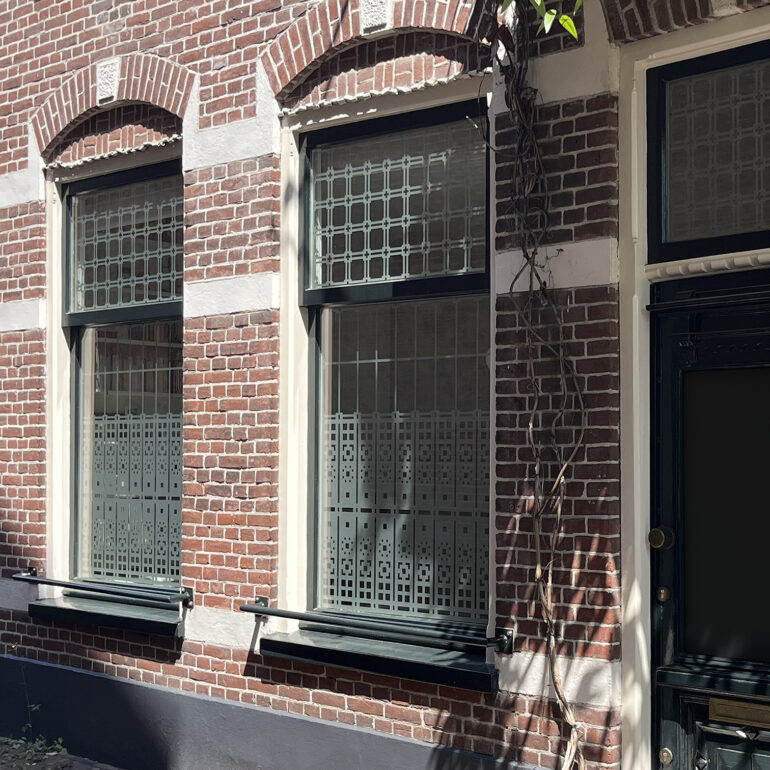 Anti-inkijkfolie van een Schutspatroon op woonkamerramen