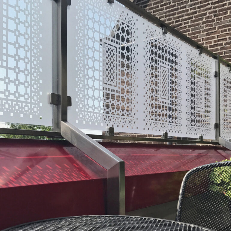 Raamfolie patroon op een balustrade van een dakterras