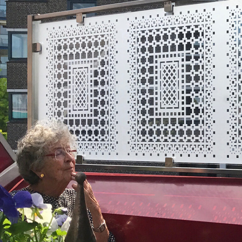 Raamfolie patroon op een balustrade van een dakterras