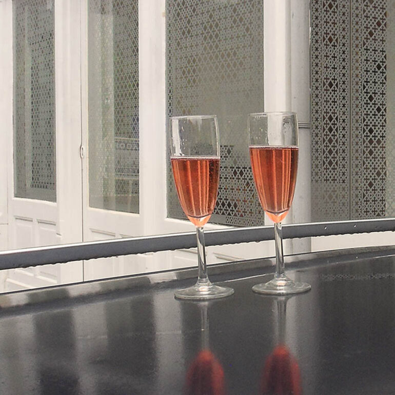 Schutspatroon tegen inkijk in een serre