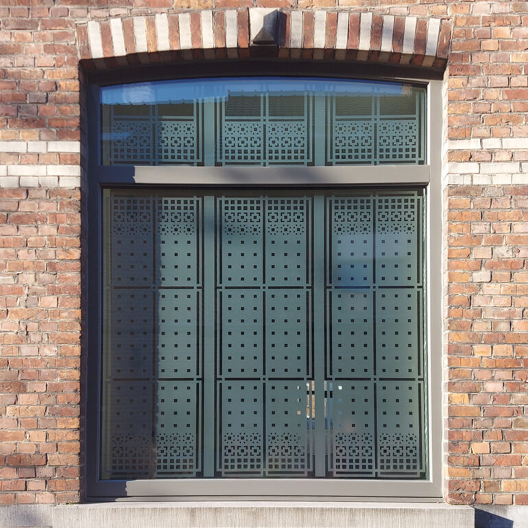 Raamfolie van een Schutspatroon van buiten gezien