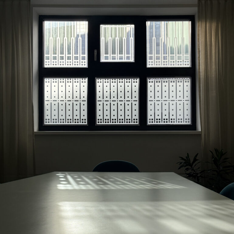 Anti-inkijk raamfolie patroon voor werkplek