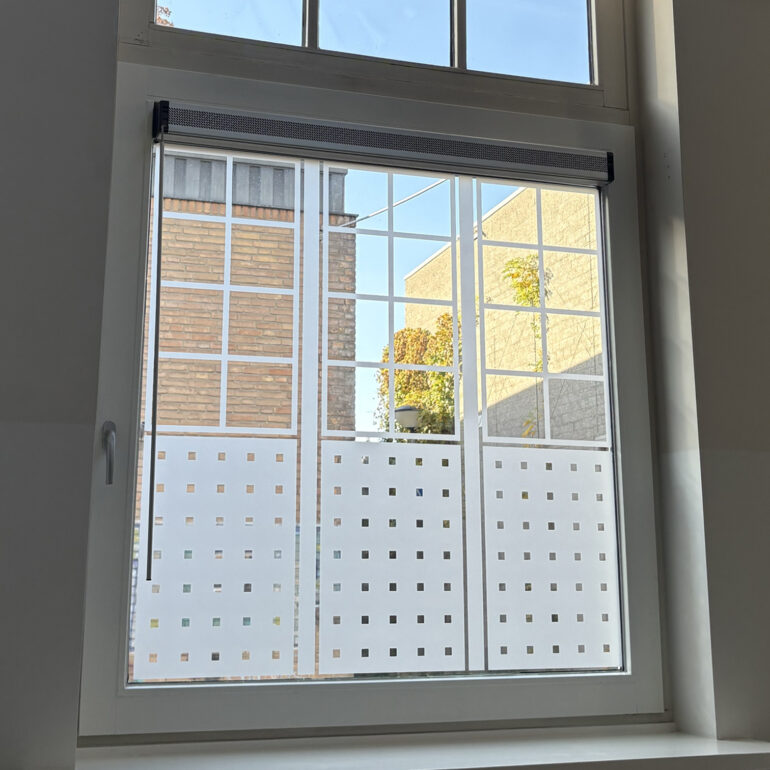 raamfolie van een Schutspatroon tegen inkijk werkplek