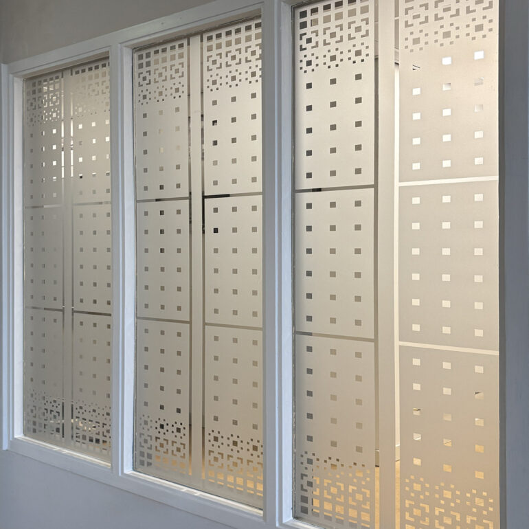 raamfolie van een Schutspatroon tegen inkijk werkplek