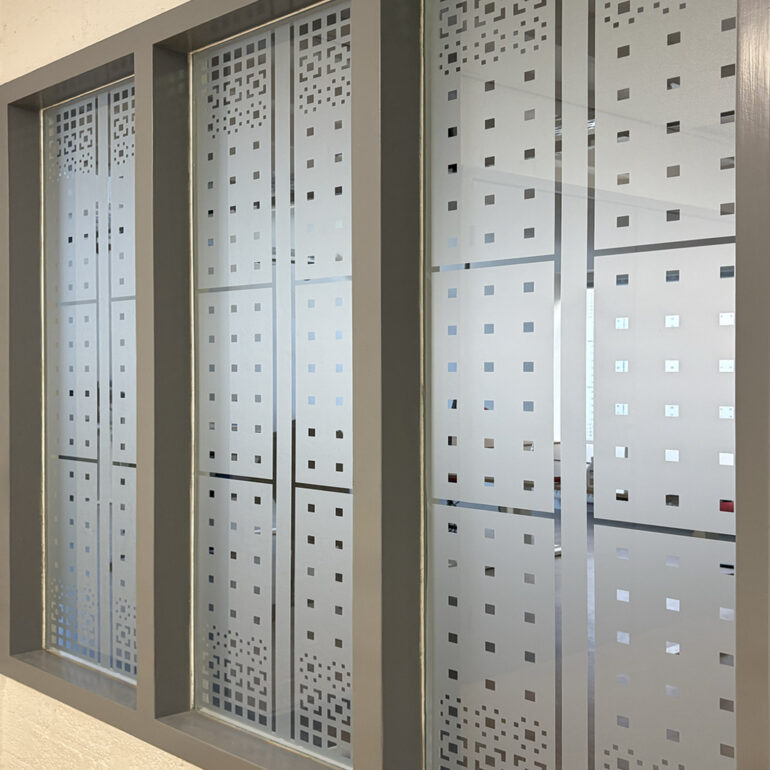 raamfolie van een Schutspatroon tegen inkijk werkplek