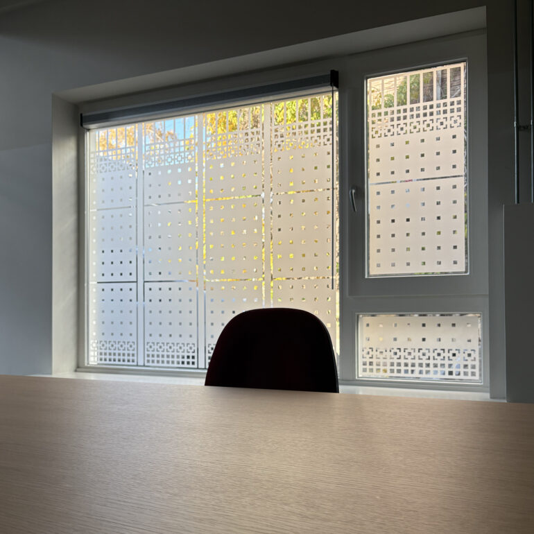 Anti-inkijk raamfolie patroon voor werkplek