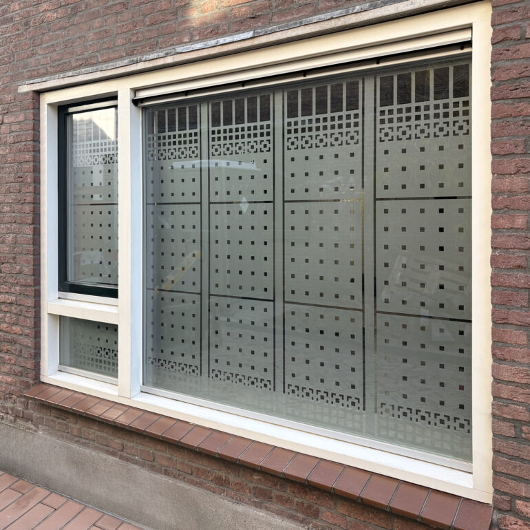 Raamfolie van een Schutspatroon van buiten gezien