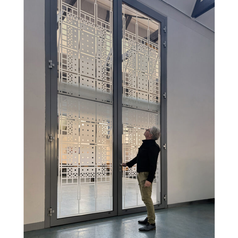 Raamfolie patroon op deuren in industrieel erfgoed