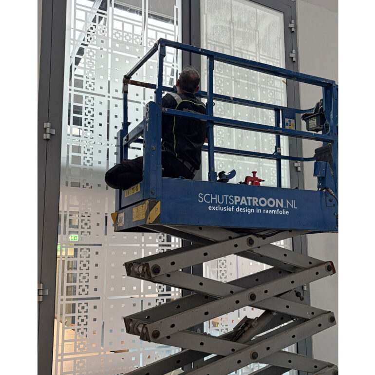 Het aanbrengen van raamfolie van een Schutspatroon
