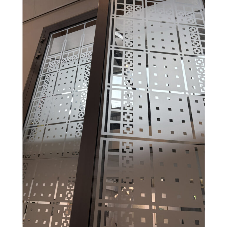 Raamfolie patroon op deuren in industrieel erfgoed