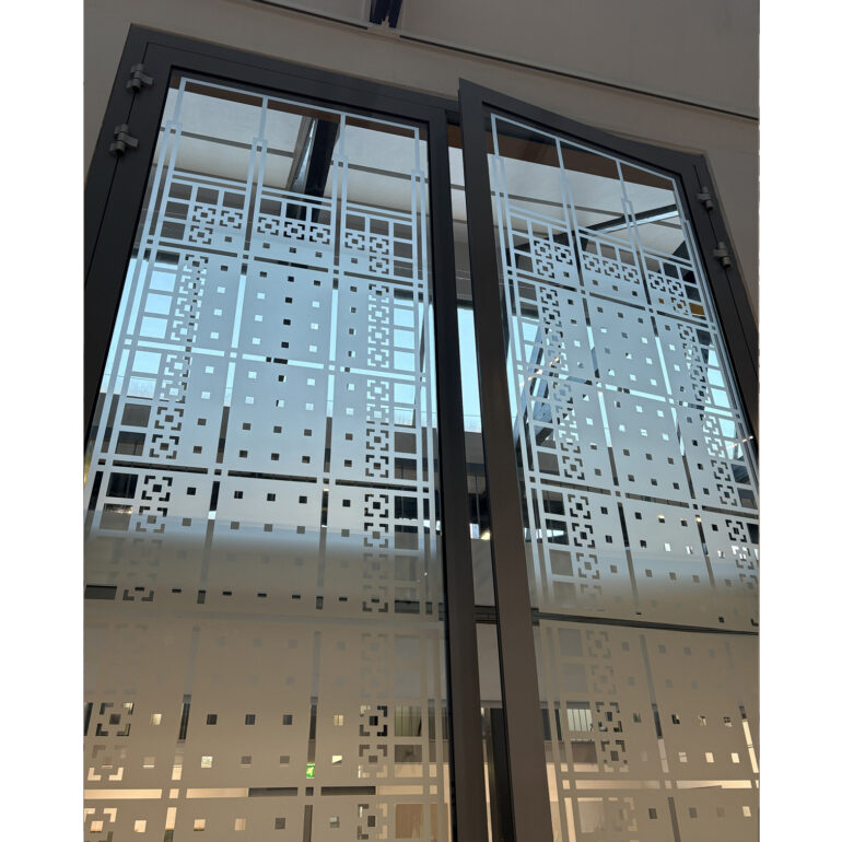 Raamfolie patroon op deuren in industrieel erfgoed