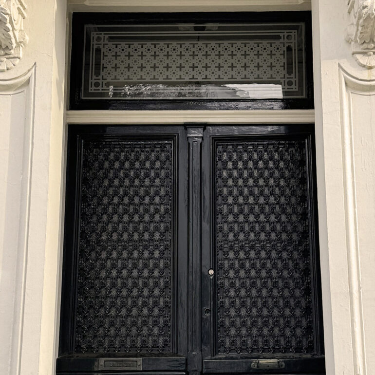 Schutspatroon op bovenlicht voordeur