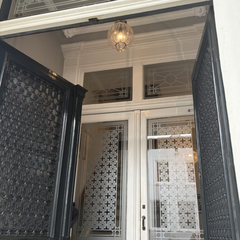 Raamfolie patroon op maat op tochtdeuren oude vestibule.