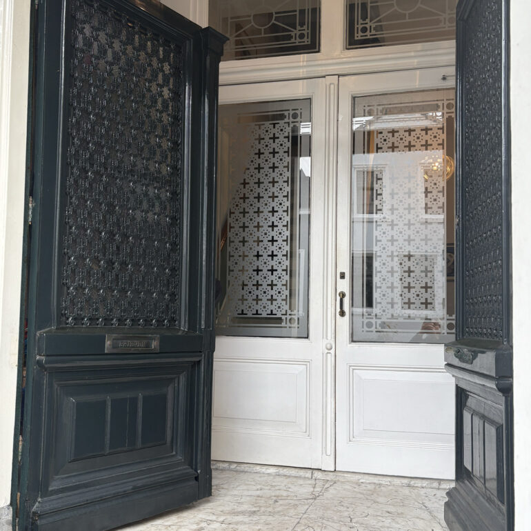 Raamfolie van een Schutspatroon op tochtdeuren