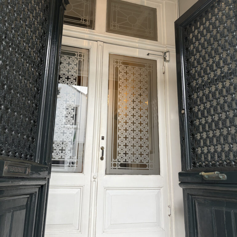 Raamfolie patroon op maat op tochtdeuren oude vestibule.