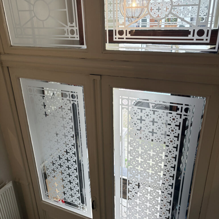 Raamfolie patroon op maat op tochtdeuren oude vestibule.