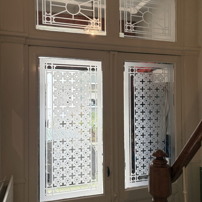 Raamfolie van een Schutspatroon op tochtdeuren