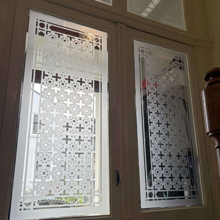 Raamfolie patroon op maat op tochtdeuren oude vestibule.
